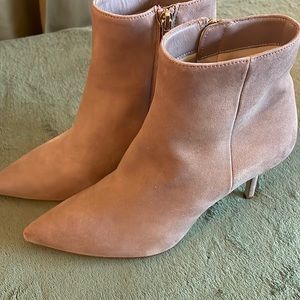 NEW! L’Agence “Aimée” Suede Booties in Nude / Tan Sz 39 (US Women’s 9)